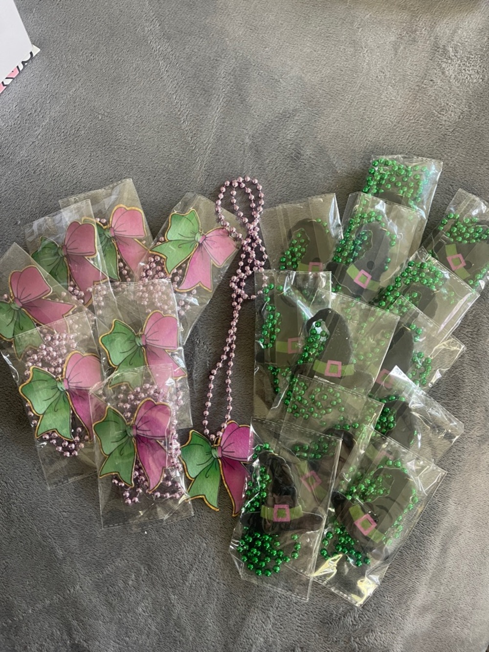 Wicked Party Bead Necklaces with Pink & Green Bow and witch Hat Charms nwt 20